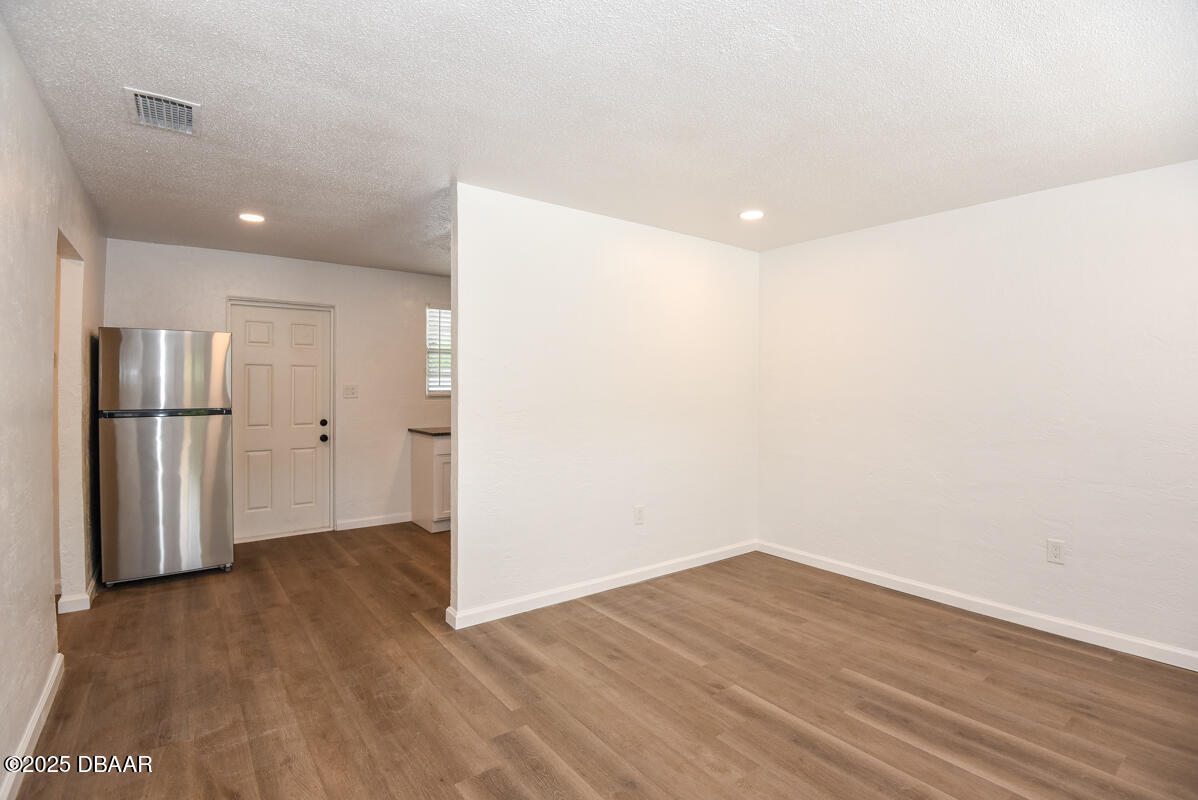 406 Oak Street Port Orange, FL 32127 - Photo 14 of 31 Living Room