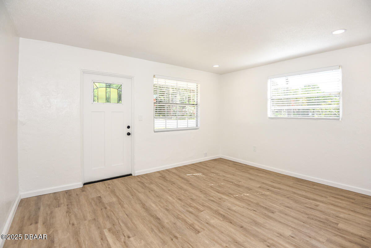 406 Oak Street Port Orange, FL 32127 - Photo 23 of 31 Living Room