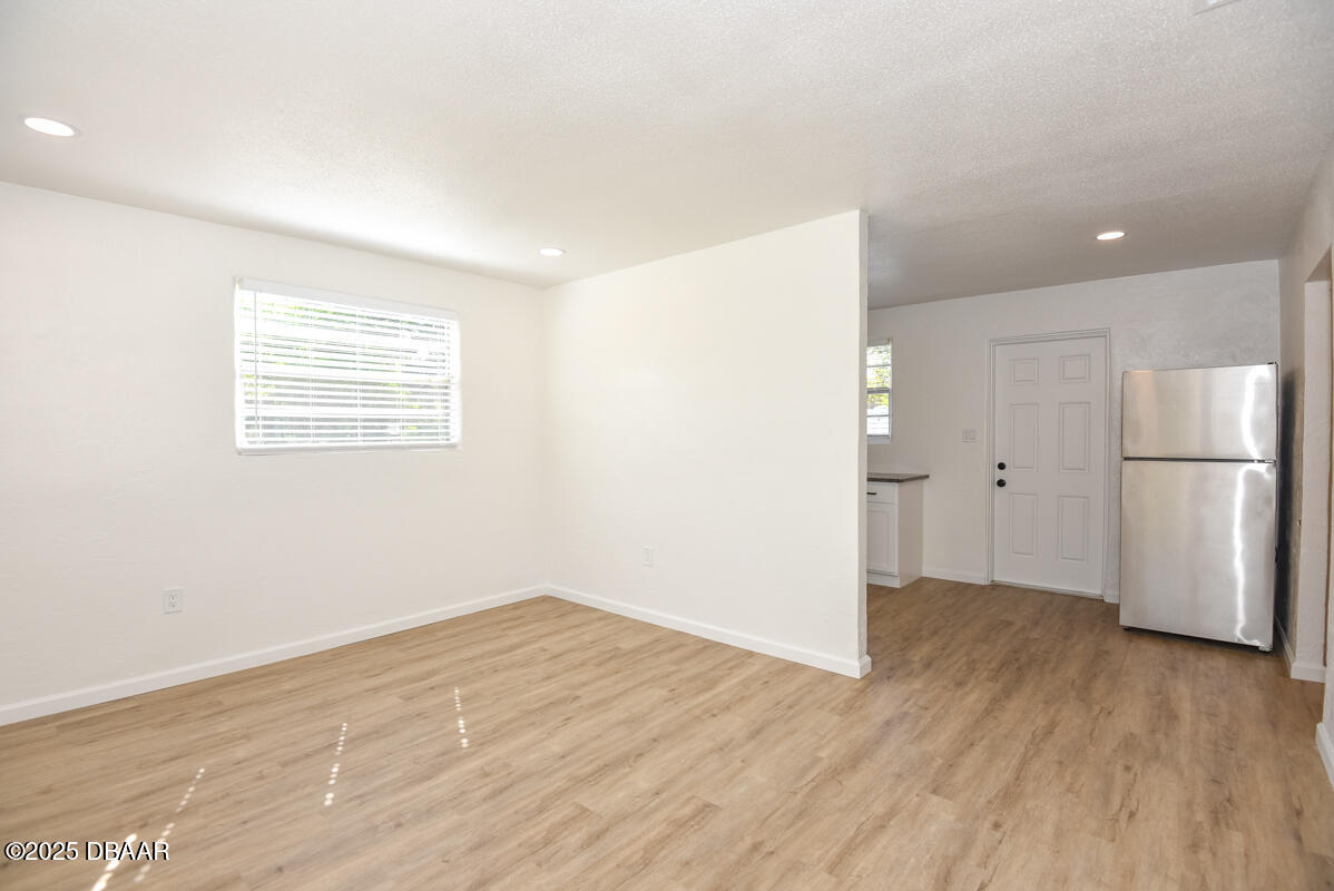 406 Oak Street Port Orange, FL 32127 - Photo 24 of 31 Living Room