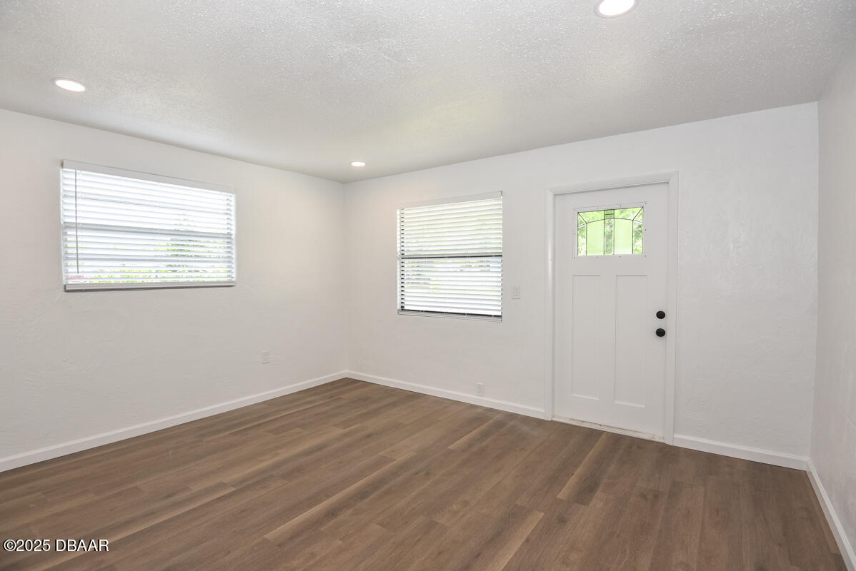 406 Oak Street Port Orange, FL 32127 - Photo 3 of 31 Living Room