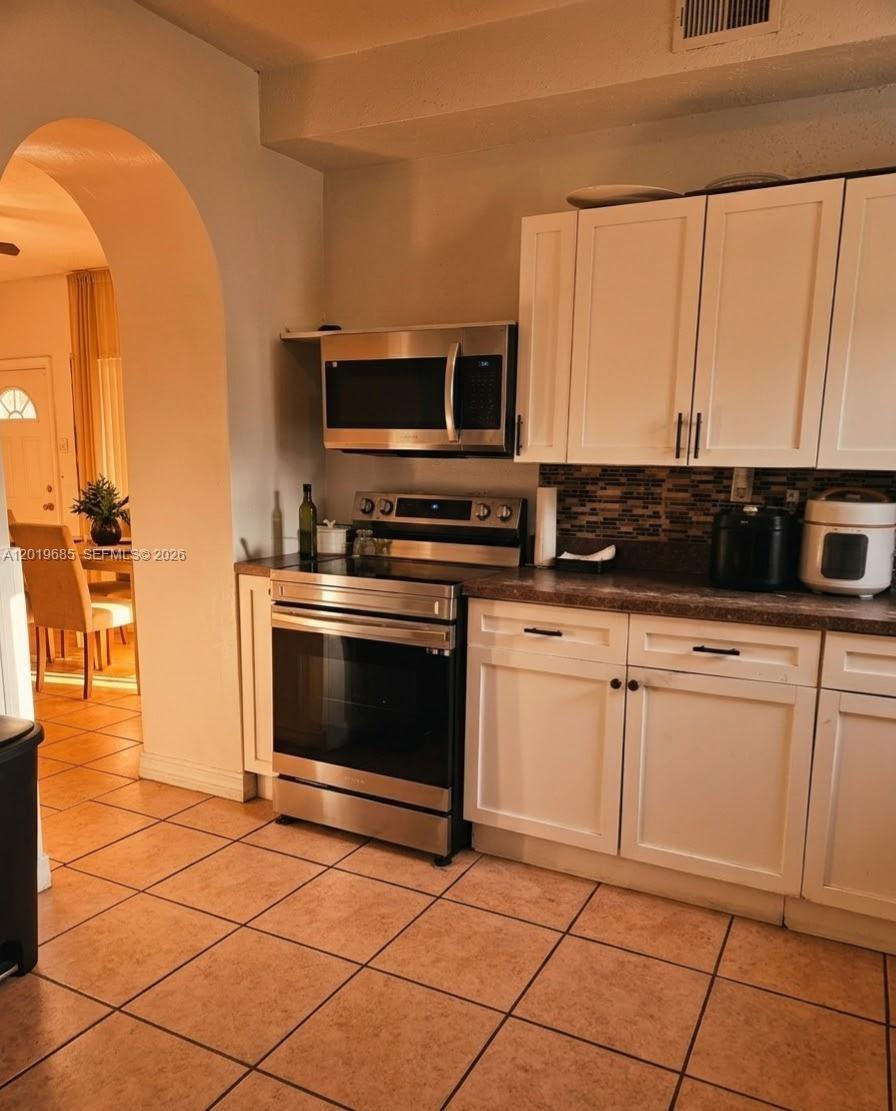 571 Northeast 172nd Street North Miami Beach, FL 33162 - Photo 3 of 6