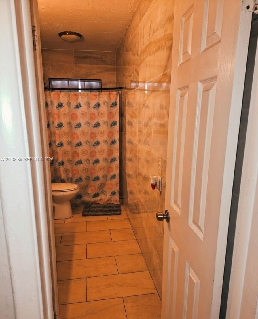 571 Northeast 172nd Street North Miami Beach, FL 33162 - Photo 5 of 6