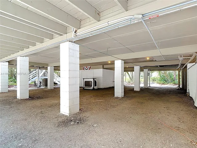 a view of a big room with closet