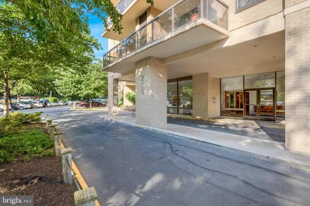 $2,700 | 205 Yoakum Parkway, Unit 822, Alexandria, VA 22304