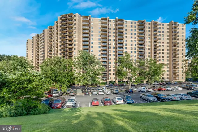 $2,700 | 205 Yoakum Parkway, Unit 822, Alexandria, VA 22304
