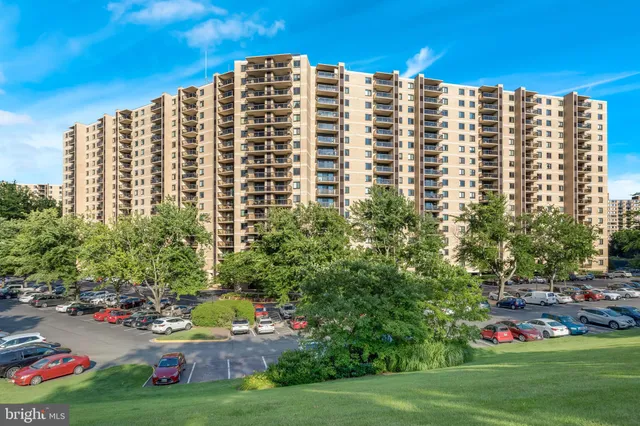 $2,700 | 205 Yoakum Parkway, Unit 822, Alexandria, VA 22304