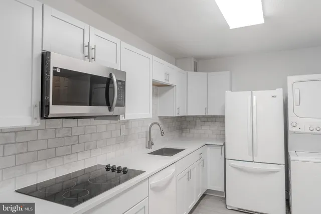 $2,700 | 205 Yoakum Parkway, Unit 822, Alexandria, VA 22304