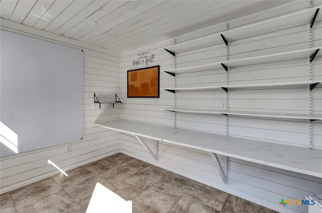 a view of a house with backyard