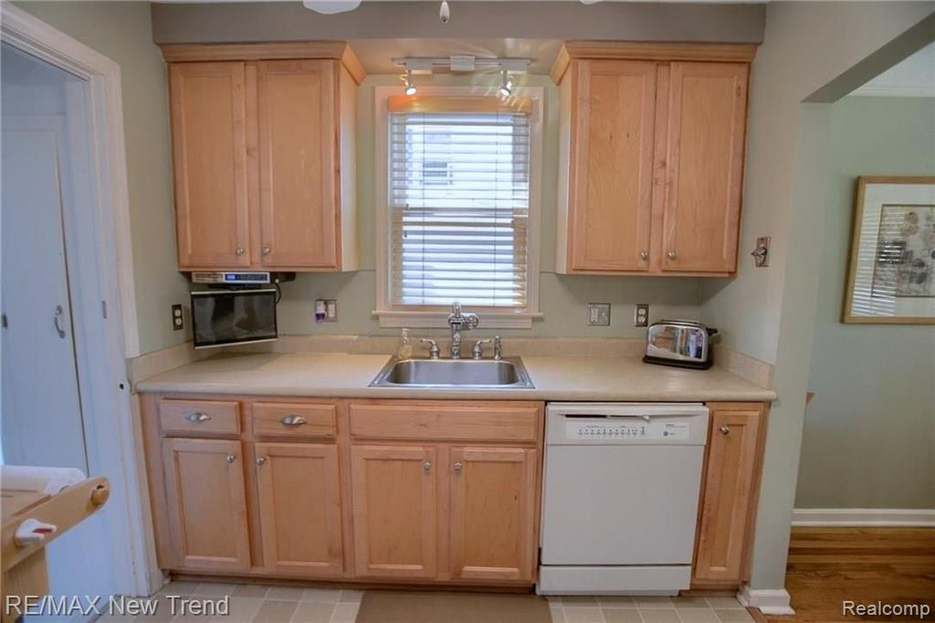 2848 Kenmore Road Berkley, MI 48072 - Photo 8 of 25