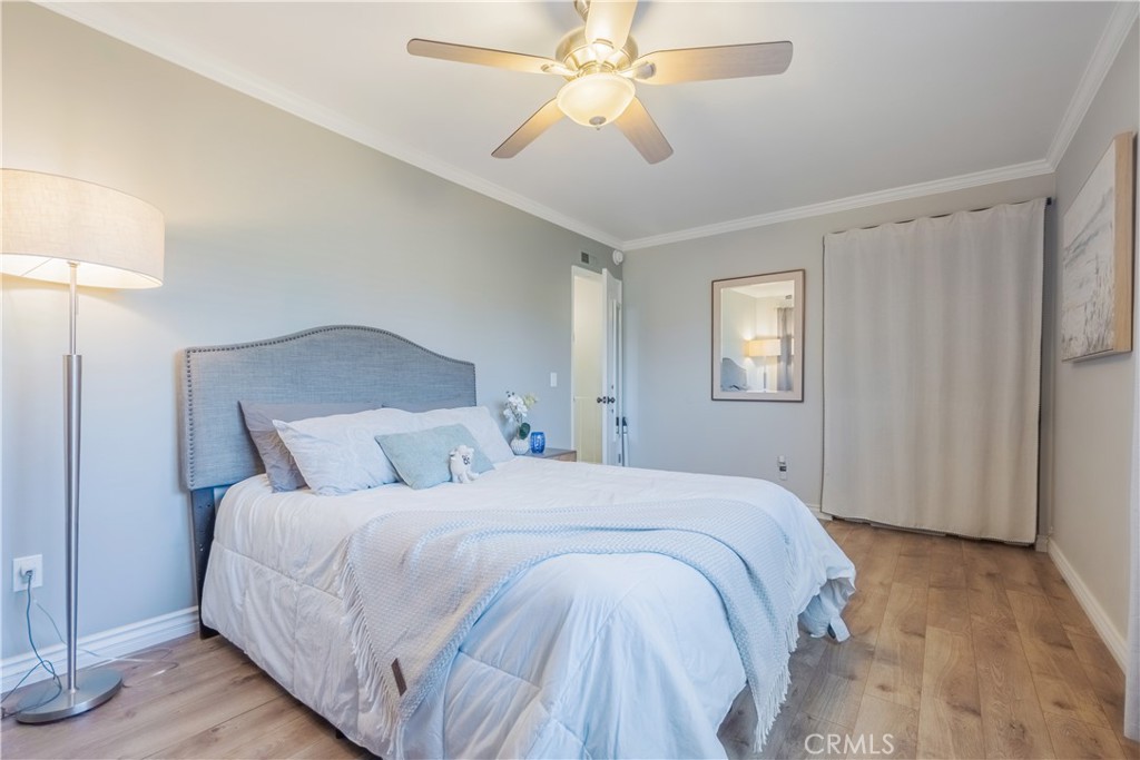 630 South Knott, Unit 14 Anaheim, CA 92804 - Photo 13 of 26 a bedroom with a large bed and a chandelier