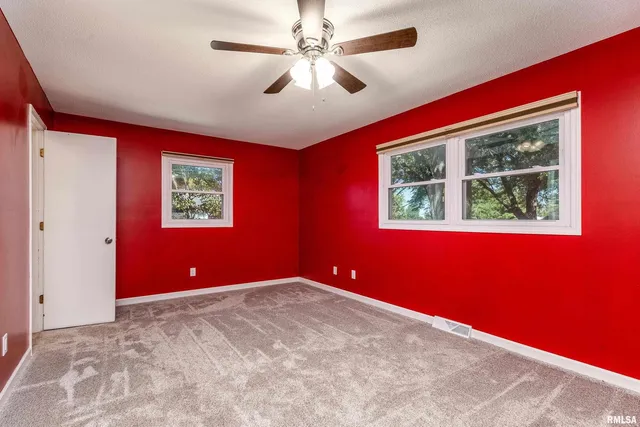 a view of a livingroom with a workspace