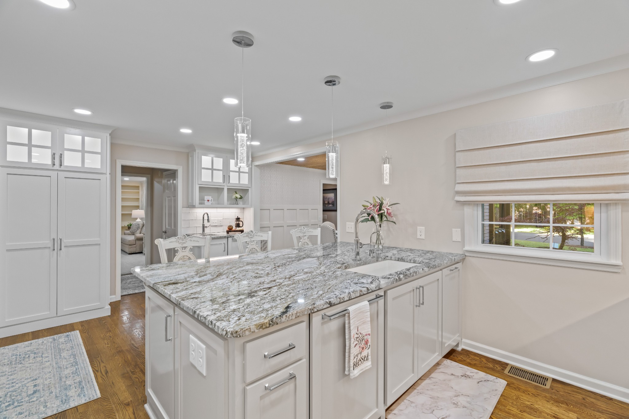 204 Hidden Lake Road Hendersonville, TN 37075 - Photo 21 of 67 a kitchen with center island table and chairs