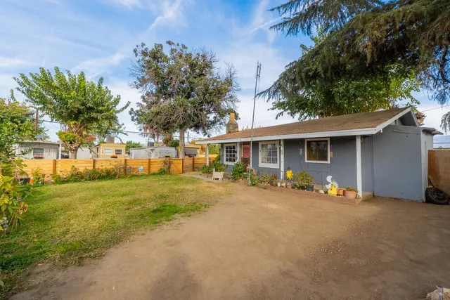a view of a house with a backyard