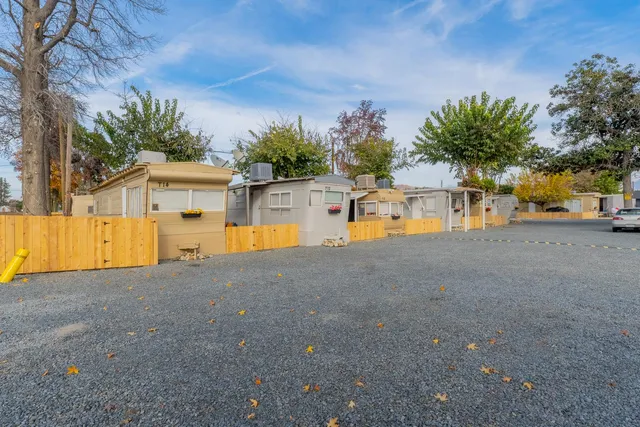 a view of a house with tub