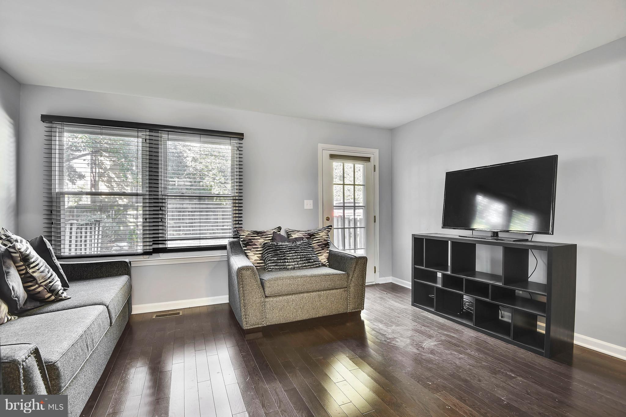 930 South Paca Street Baltimore, MD 21230 - Photo 5 of 29 Living Room