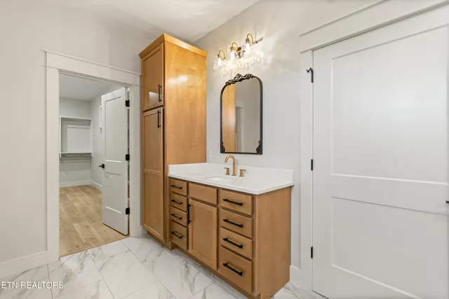 $969,900 | 927 Herbert Drive, Greenback, TN 37742