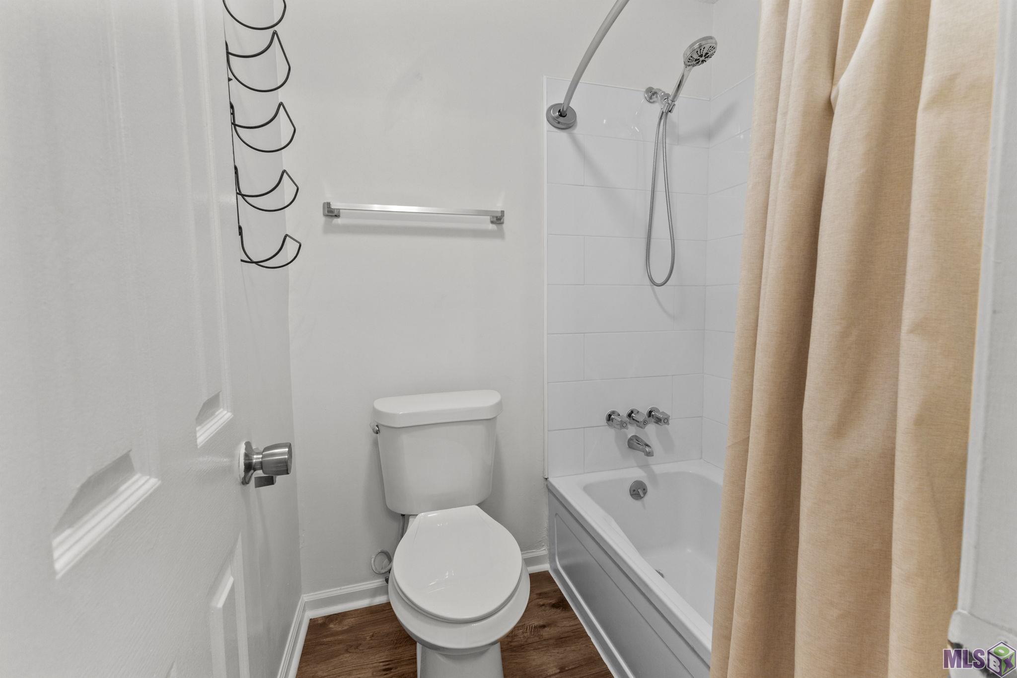 9007 Highland Road, Unit 18 Baton Rouge, LA 70810 - Photo 15 of 22 En Suite