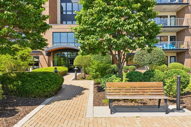 $555,000 | 4201 Sunset Drive, Unit N519, Spring Park, MN 55384