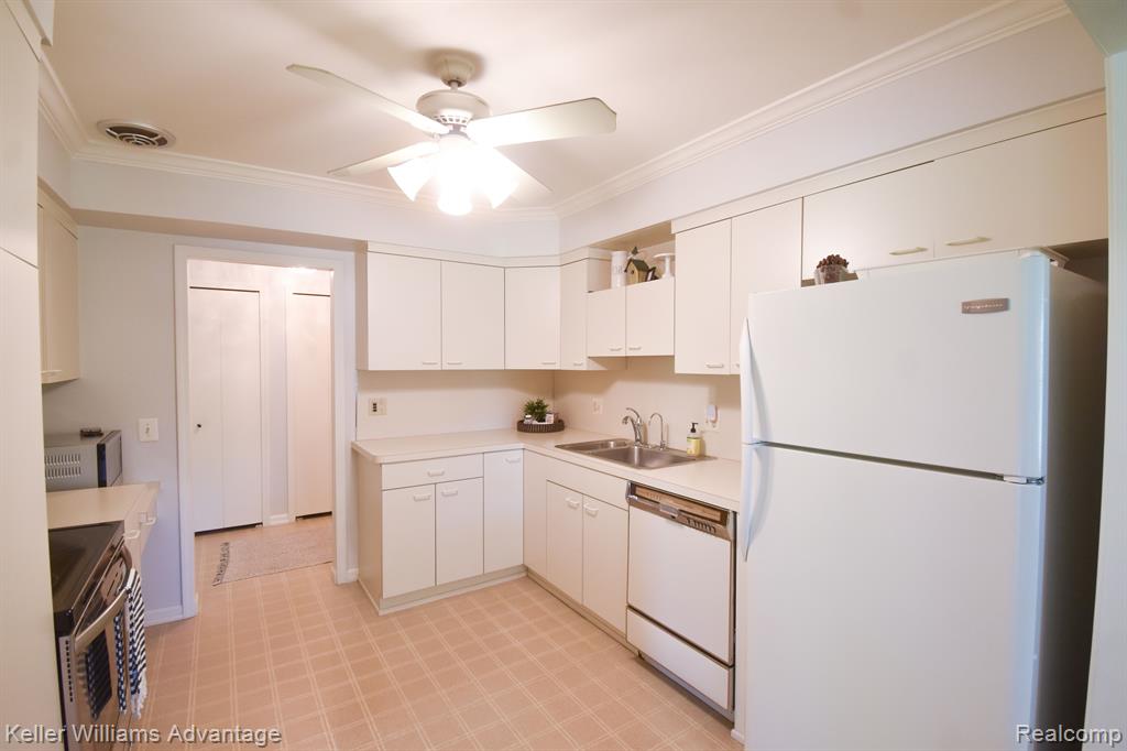 29632 Middlebelt Road, Unit 2704 Farmington Hills, MI 48334 - Photo 3 of 19