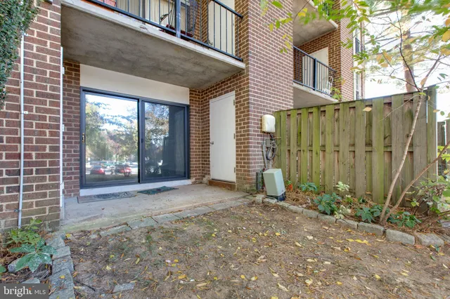 a view of a house with backyard and garden