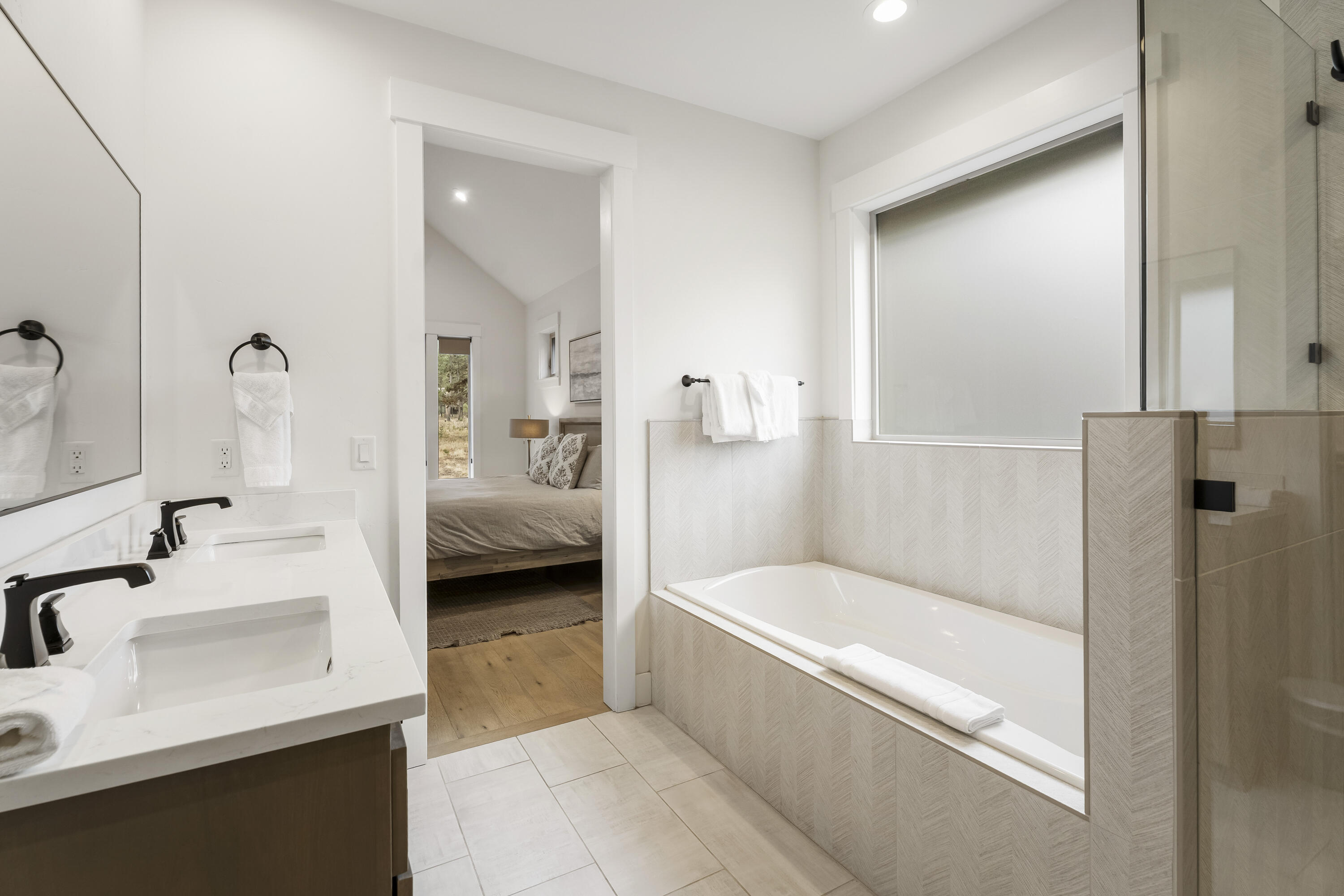 56302 Sable Rock Loop, Unit 255 Bend, OR 97707 - Photo 30 of 65 a en suite bathroom with a tub sink and mirror