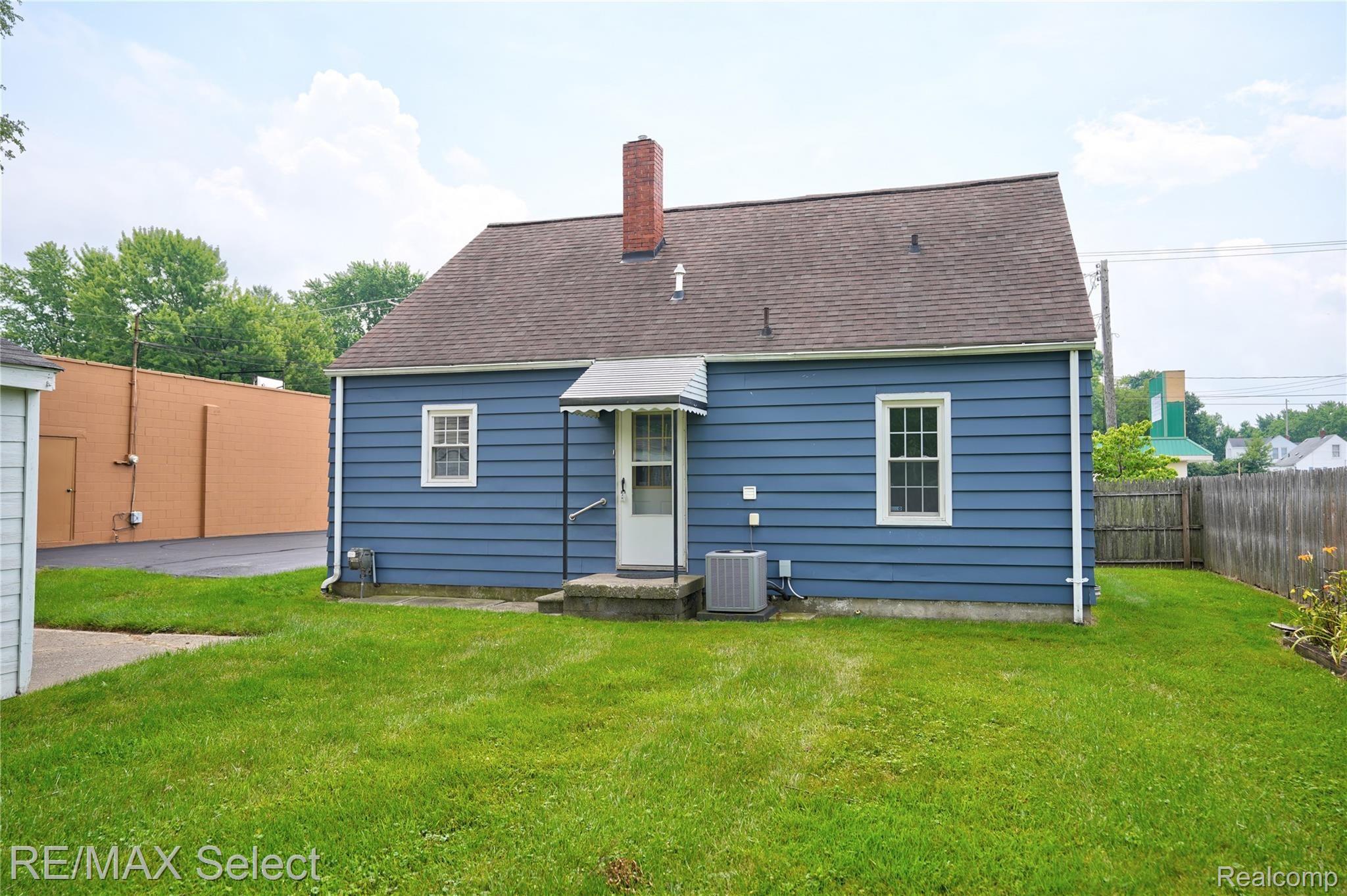 5317 Lapeer Road Burton, MI 48509 - Photo 7 of 39 5317 and 5319 Lapeer Rd 20.jpg
