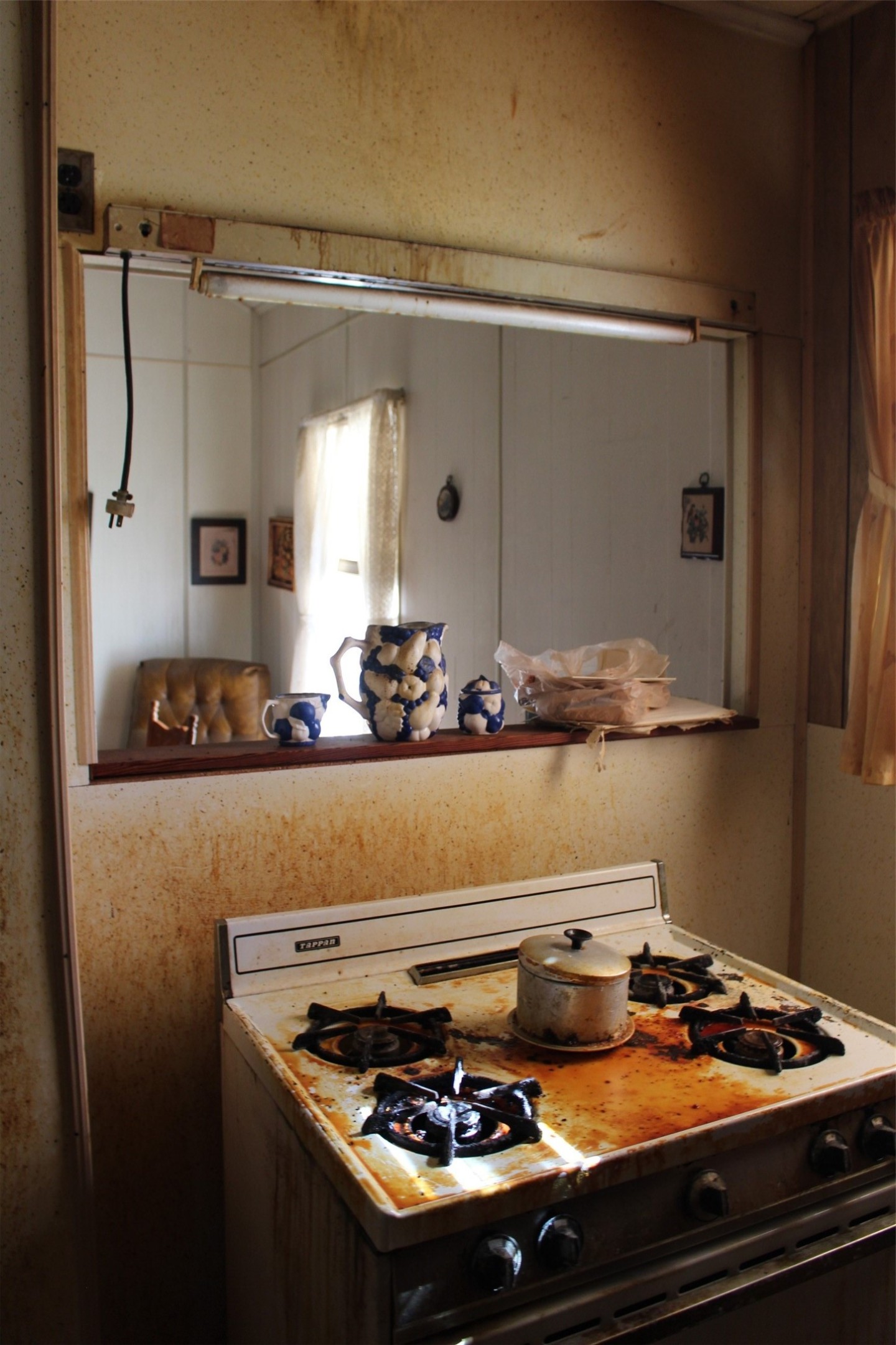 312 North Howard Street Grapeland, TX 75844 - Photo 21 of 29 Opening aboive stove looks into dinning room.