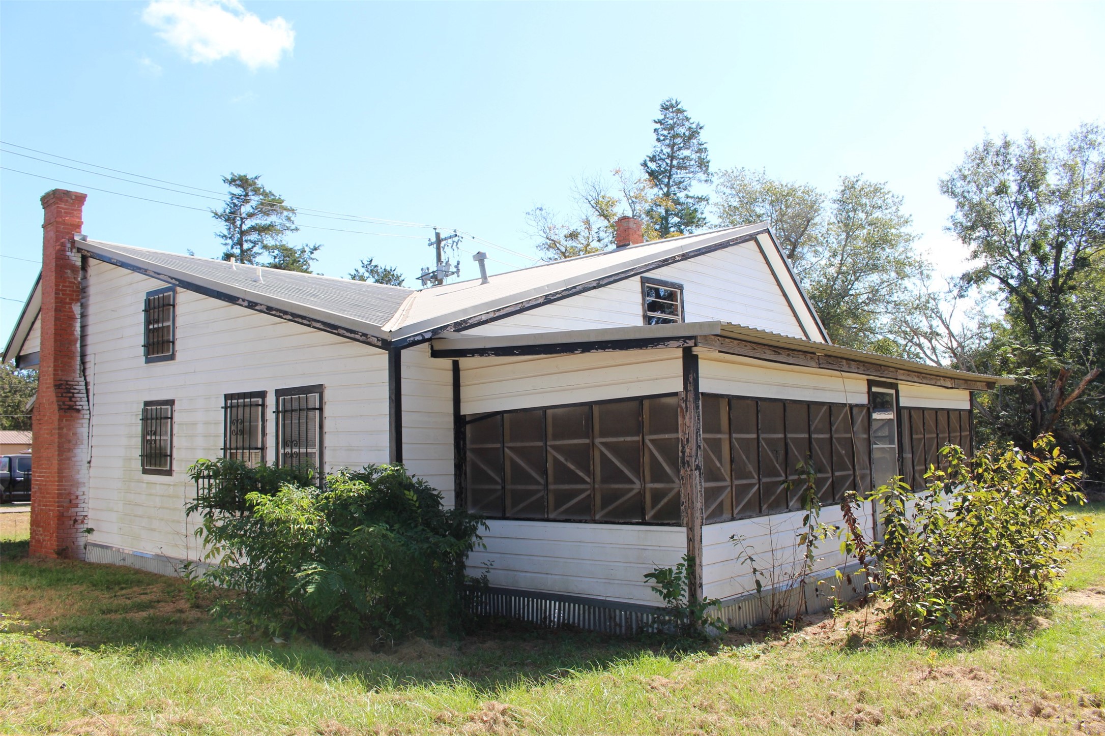312 North Howard Street Grapeland, TX 75844 - Photo 8 of 29 a front view of a house with a yard