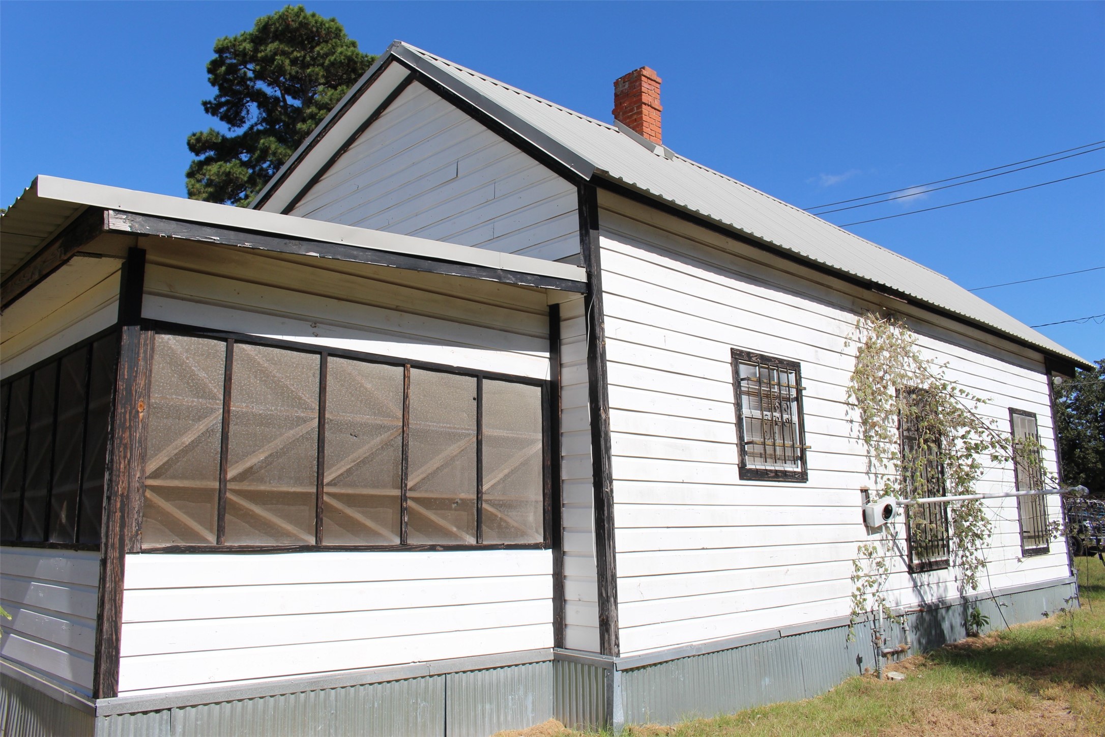 312 North Howard Street Grapeland, TX 75844 - Photo 9 of 29 a view of a house with a window