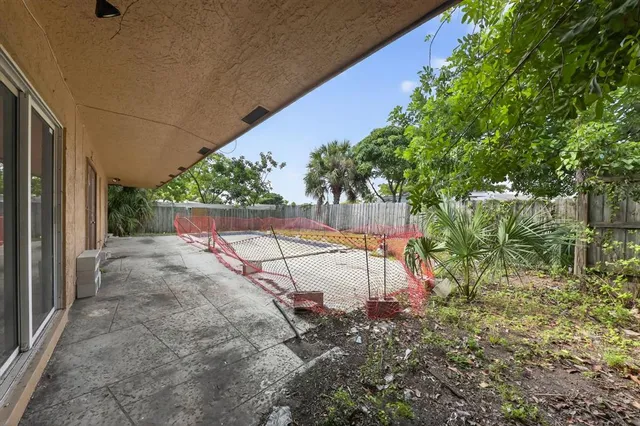 a view of a backyard