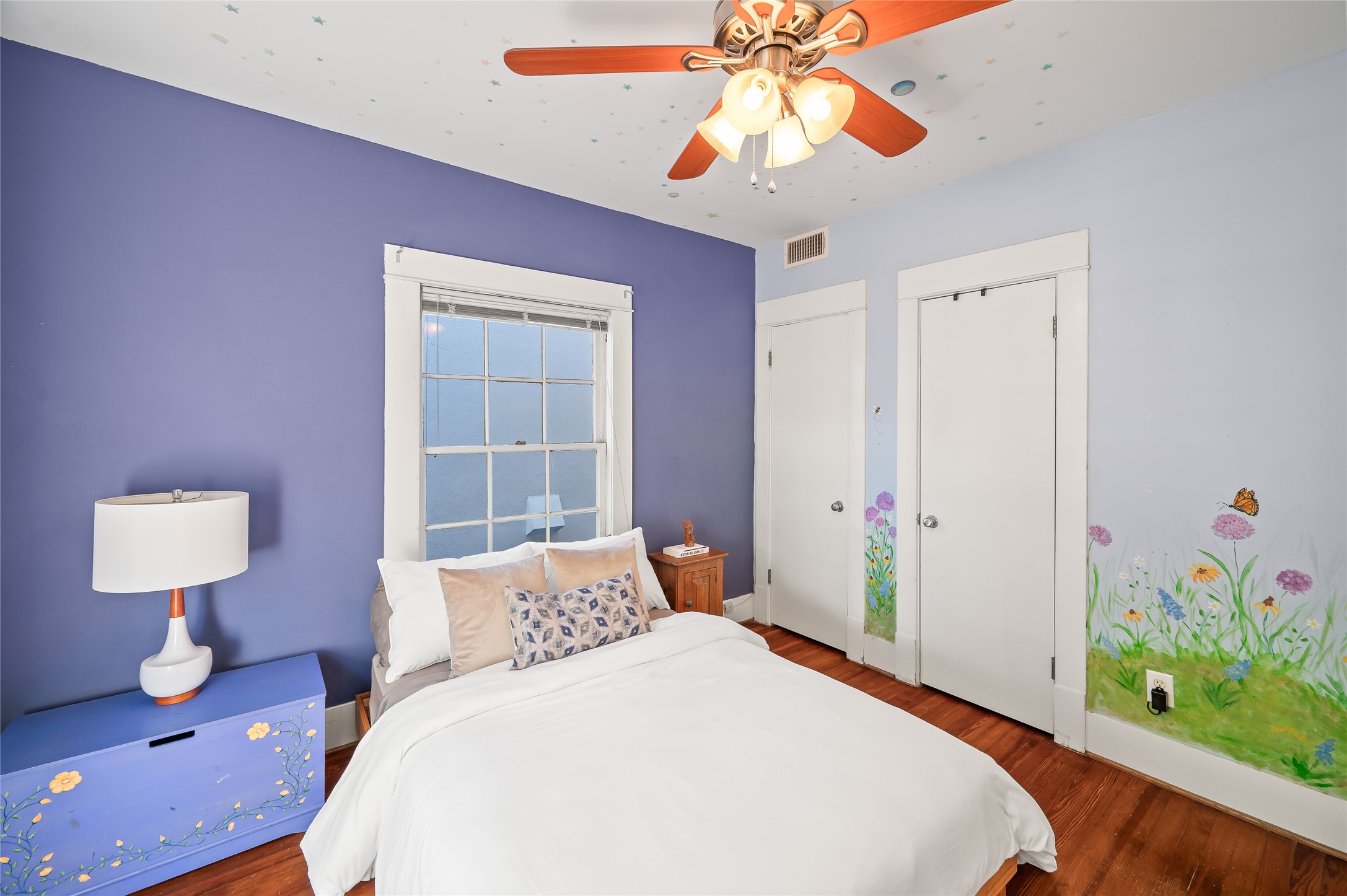 1534 Harold Street Houston, TX 77006 - Photo 23 of 41 a bedroom with a bed and a lamp