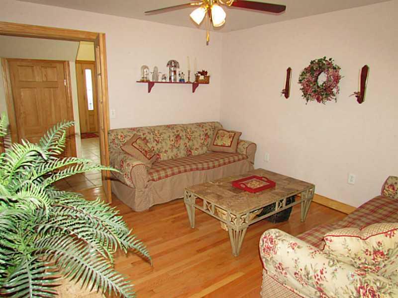 2262 Ridge Road McKeesport, PA 15135 - Photo 9 of 25 Living Room.