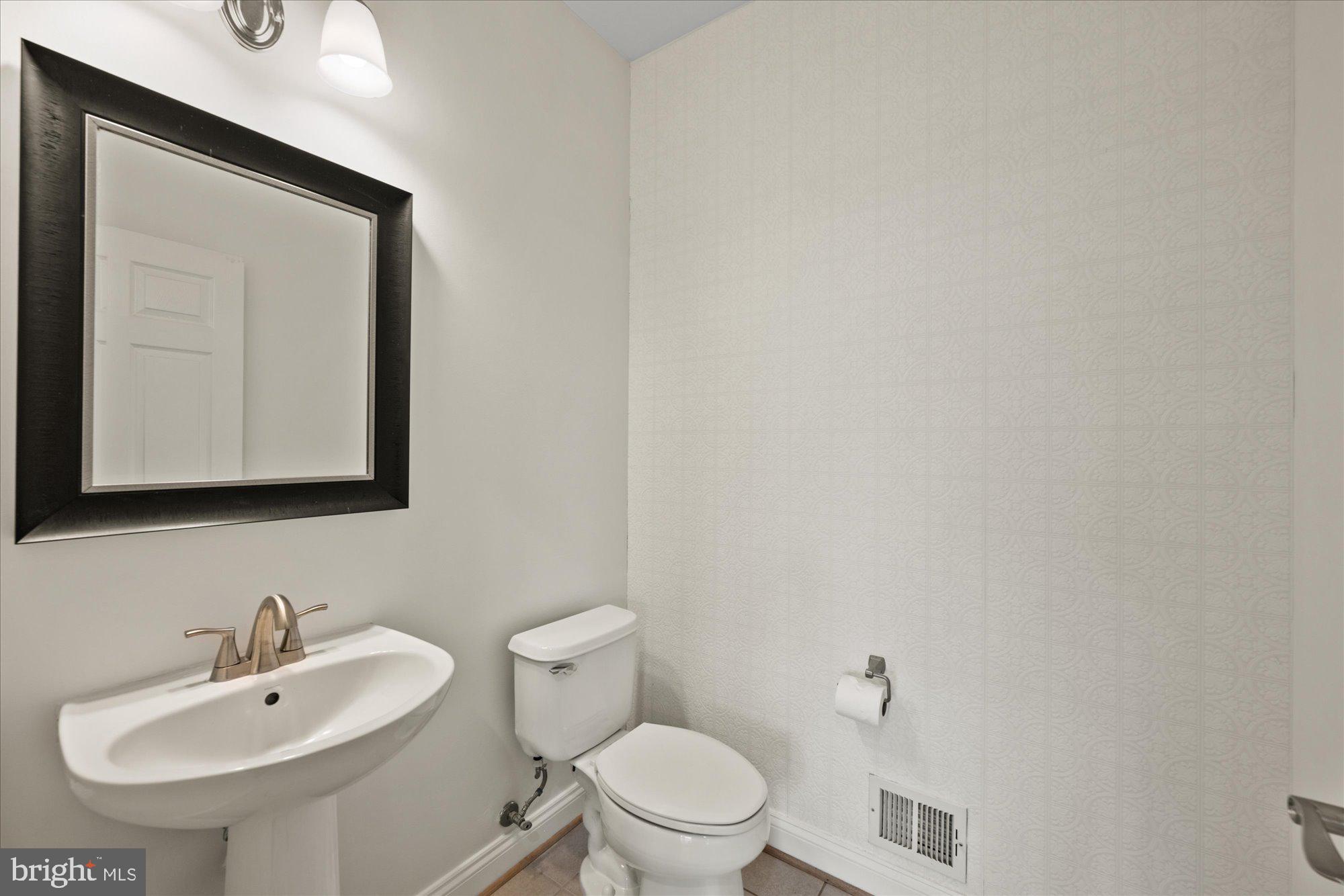 37957 Piggott Bottom Road Purcellville, VA 20132 - Photo 23 of 85 Main Level Powder Room