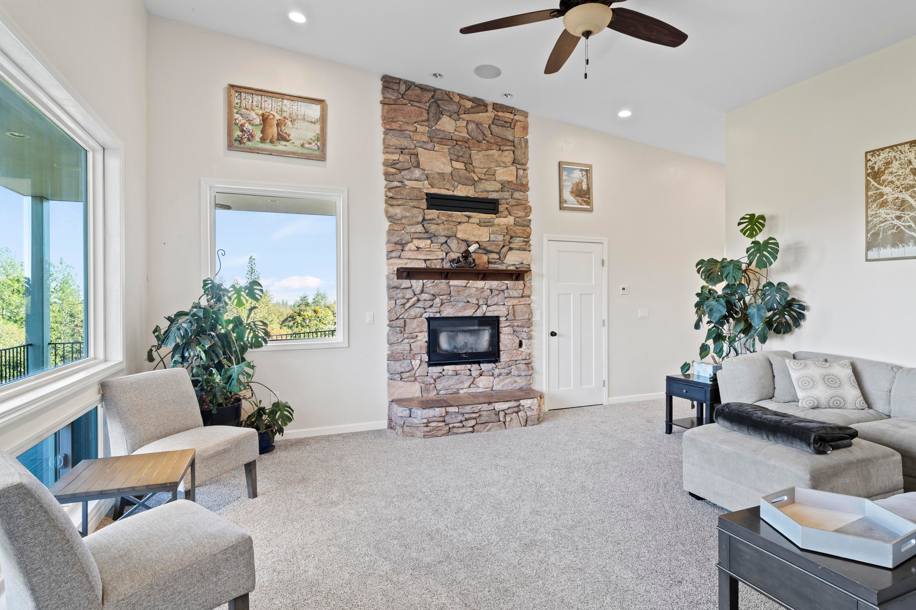 4871 Old Stage Road Central Point, OR 97502 - Photo 10 of 48 Living room