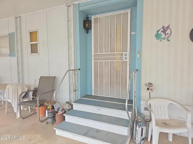 a view of entryway with livingroom