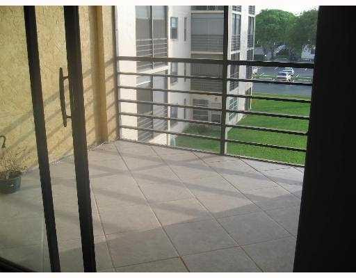 9235 Southwest 8th Street, Unit 309 Boca Raton, FL 33428 - Photo 5 of 9 Exterior Front