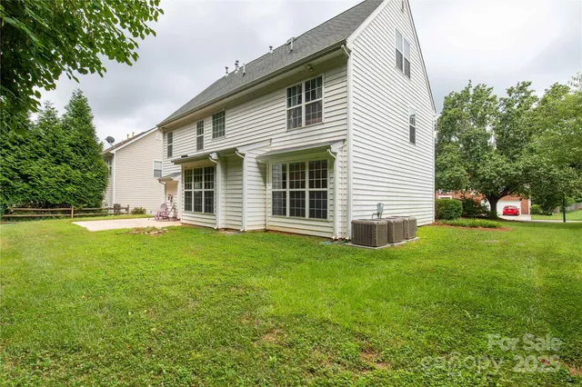 a view of a house with a backyard