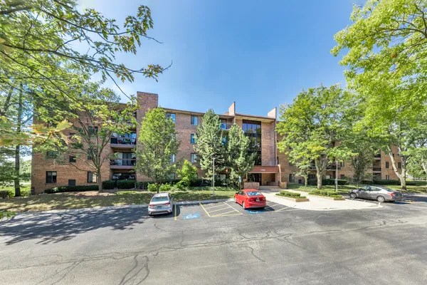 $255,000 | 7525 Nantucket Drive, Unit 210, Darien, IL 60561