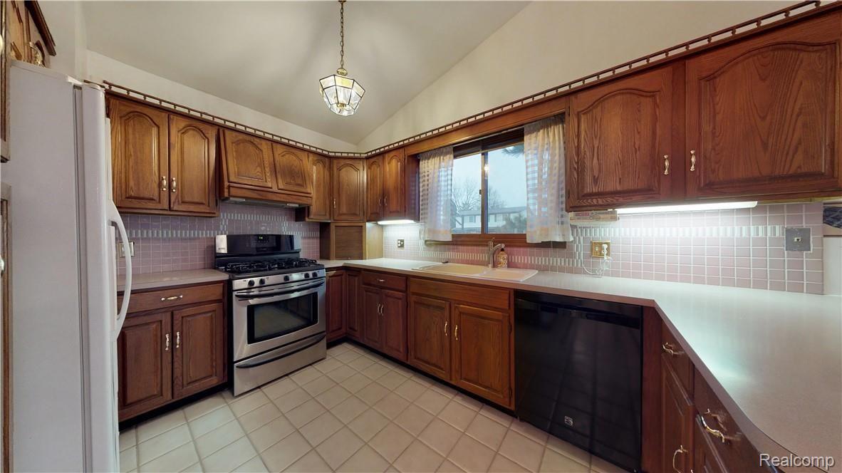 296 Pepper Tree Lane Rochester, MI 48309 - Photo 25 of 38 296-Pepper-Tree-kitchen-2.jpg