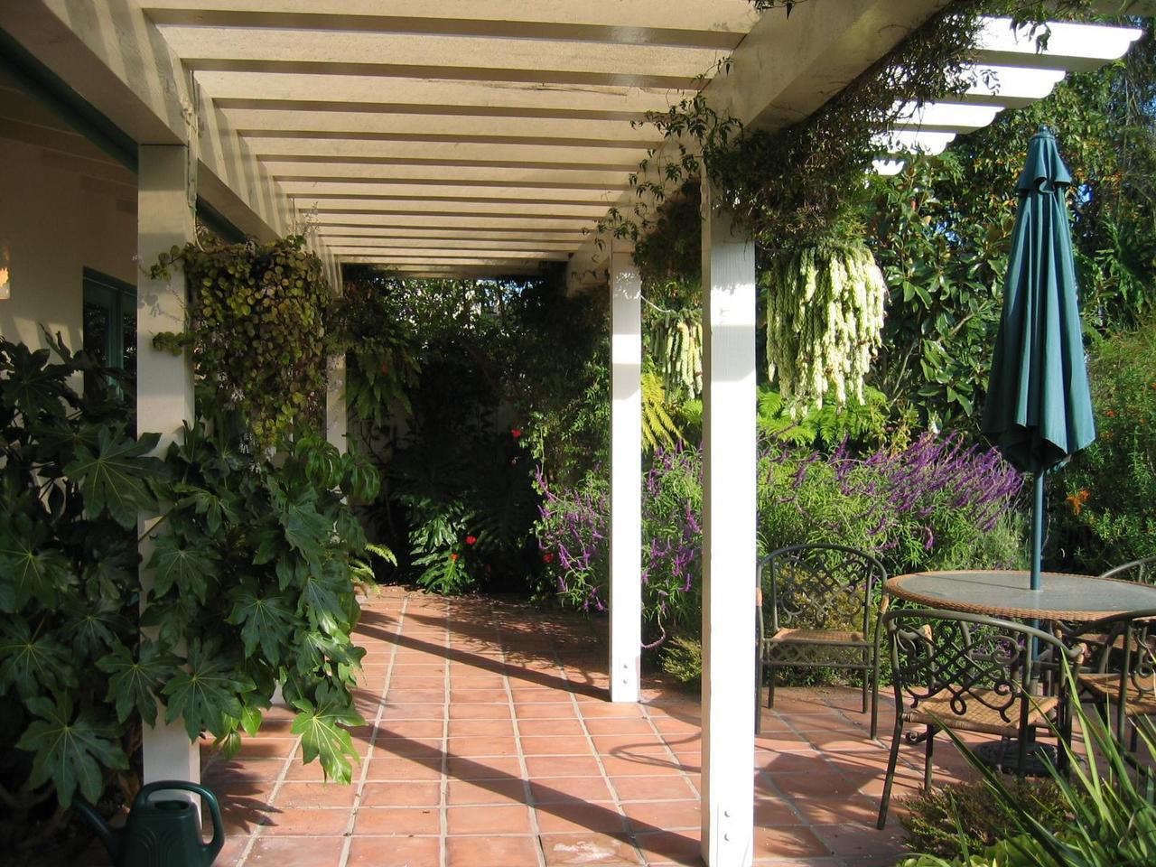 927 Medio Road Santa Barbara, CA 93103 - Photo 3 of 3 FRONT PATIO