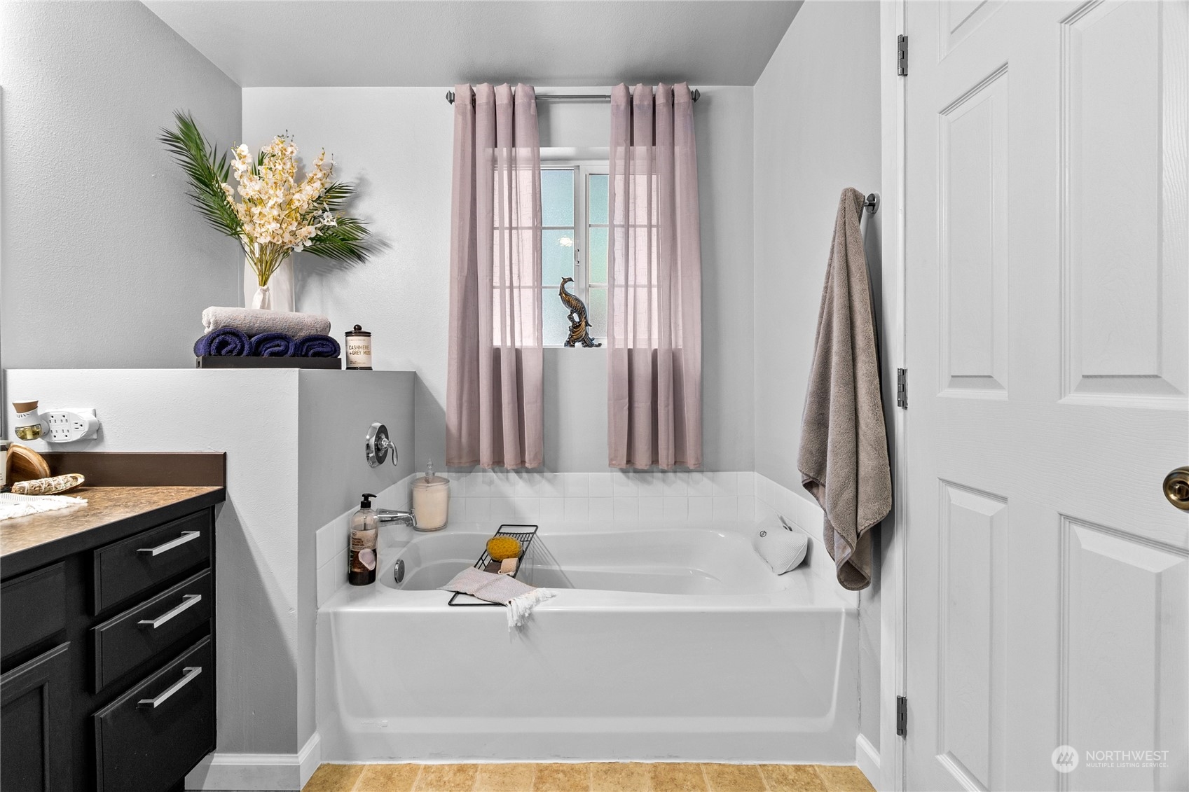 192 Gold Creek Road Northwest Bremerton, WA 98312 - Photo 23 of 38 a bathroom with a tub sink and a window