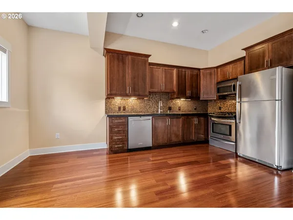 $375,000 | 838 Southeast 38th Avenue, Unit 202, Portland, OR 97214