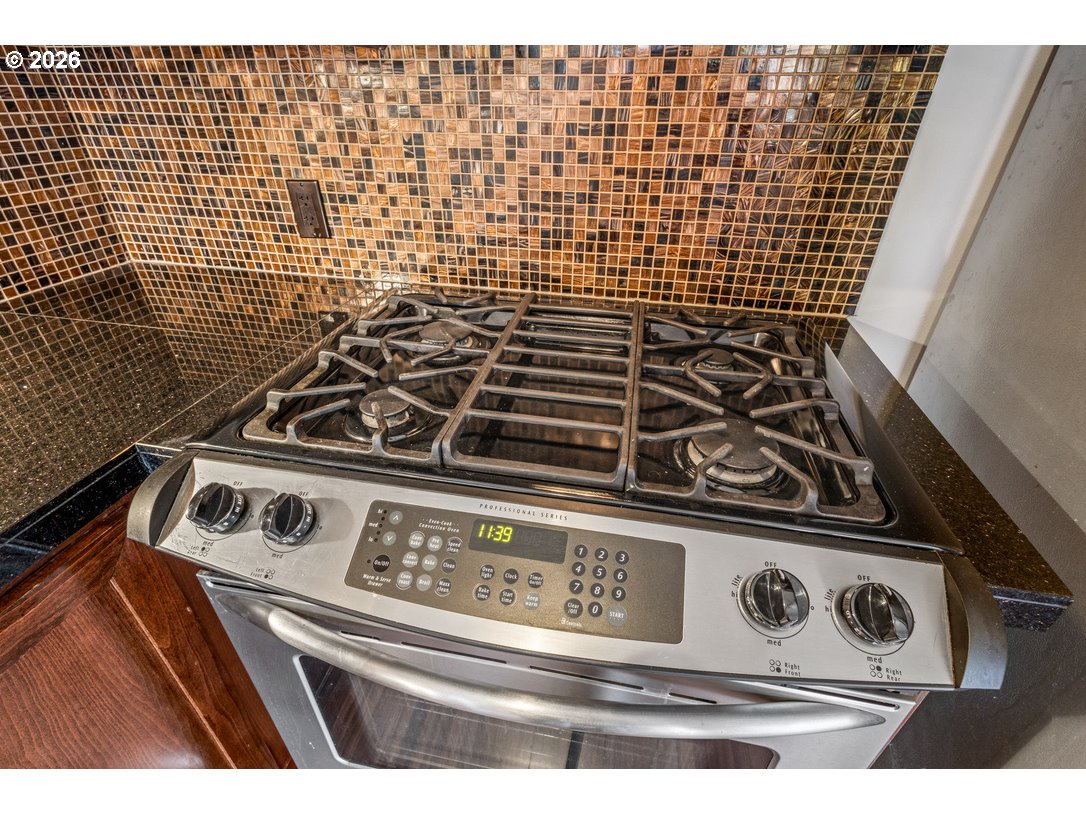 838 Southeast 38th Avenue, Unit 202 Portland, OR 97214 - Photo 13 of 34 a close view of stove