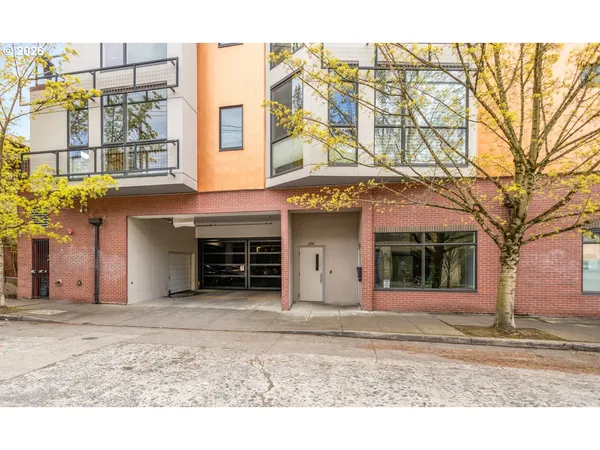 $375,000 | 838 Southeast 38th Avenue, Unit 202, Portland, OR 97214