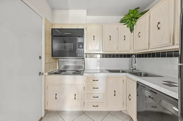 $180,000 | 424 North Riverside Drive, Unit 306, Pompano Beach, FL 33062