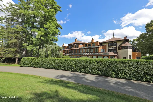 $585,000 | 19 Hawthorne Road, Unit CARRIAGE BARN E2, Stockbridge, MA 01262