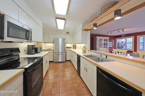 $585,000 | 19 Hawthorne Road, Unit CARRIAGE BARN E2, Stockbridge, MA 01262