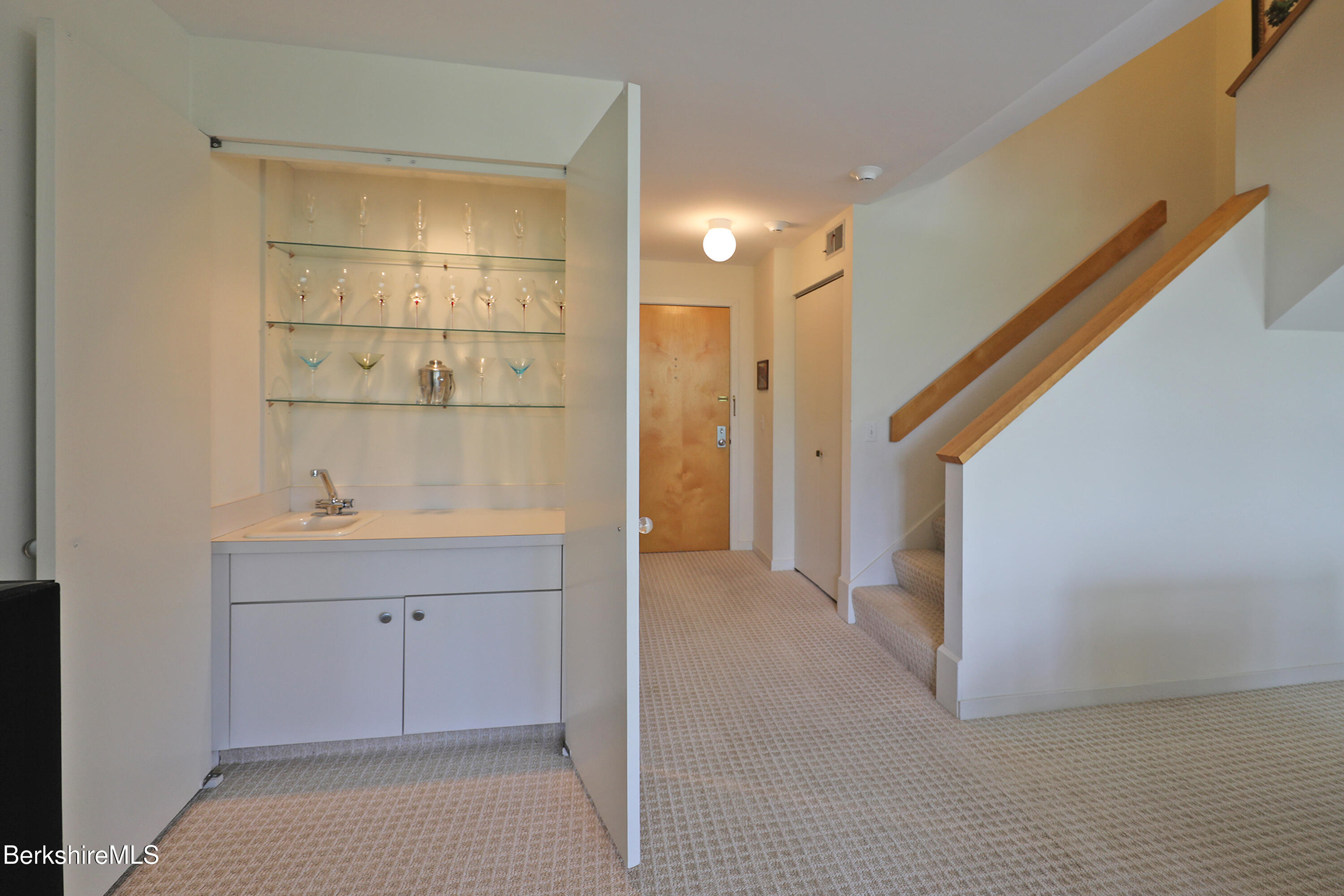 19 Hawthorne Road, Unit CARRIAGE BARN E2 Stockbridge, MA 01262 - Photo 20 of 47 a view of an empty room