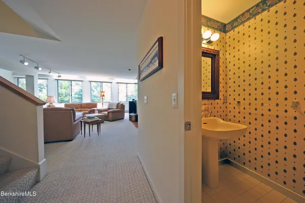 $585,000 | 19 Hawthorne Road, Unit CARRIAGE BARN E2, Stockbridge, MA 01262