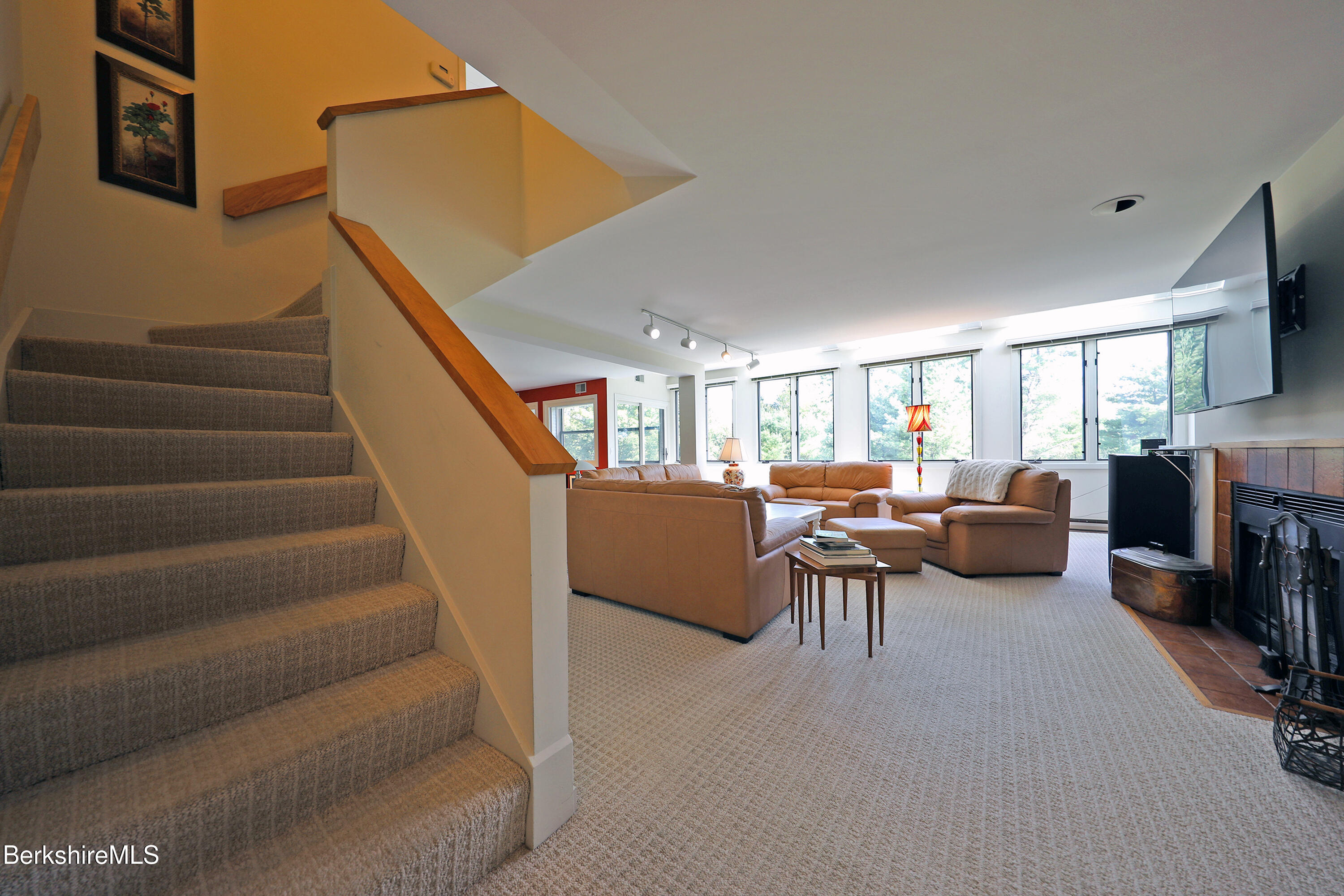 19 Hawthorne Road, Unit CARRIAGE BARN E2 Stockbridge, MA 01262 - Photo 22 of 47 a living room with furniture and a flat screen tv